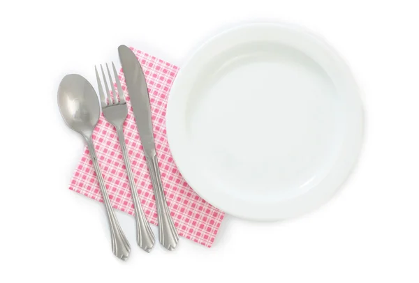 Piatto bianco vuoto con forchetta, cucchiaio e coltello isolato su bianco — Foto Stock