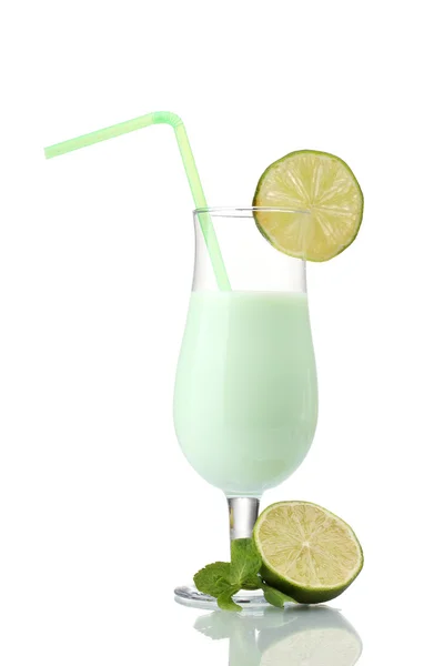 Mléčný koktejl s limetkou a mátou izolovaných na bílém — Stock fotografie