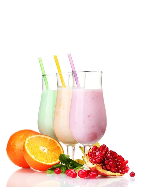 Frullati con frutti isolati su bianco — Foto Stock