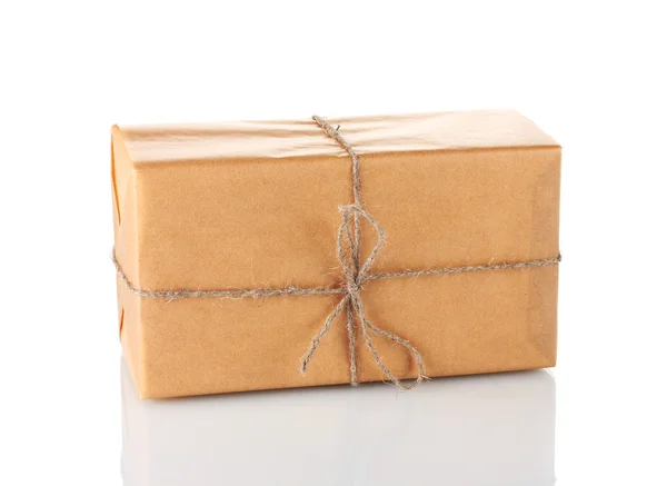 Paquete envuelto en papel marrón atado con cordel aislado en blanco — Foto de Stock