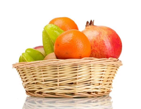 Sortimento de frutas exóticas em cesta isolada em branco — Fotografia de Stock