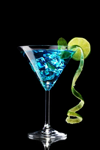 Cocktail blu in vetro su sfondo nero — Foto Stock