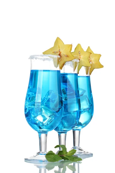 蓝色鸡尾酒在冰和糖在白色隔离带眼镜 — 图库照片