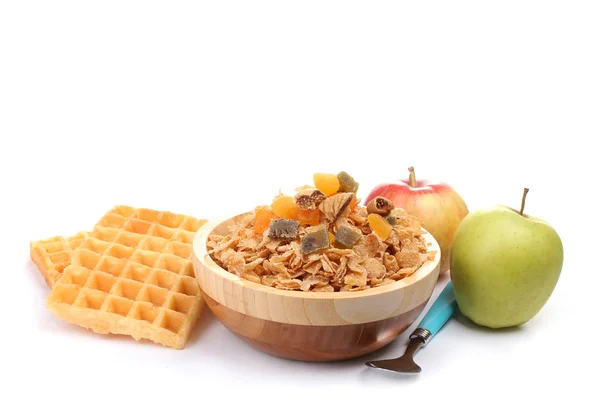 Smaczne płatki kukurydziane w drewniane miski i jabłka na białym tle — Zdjęcie stockowe