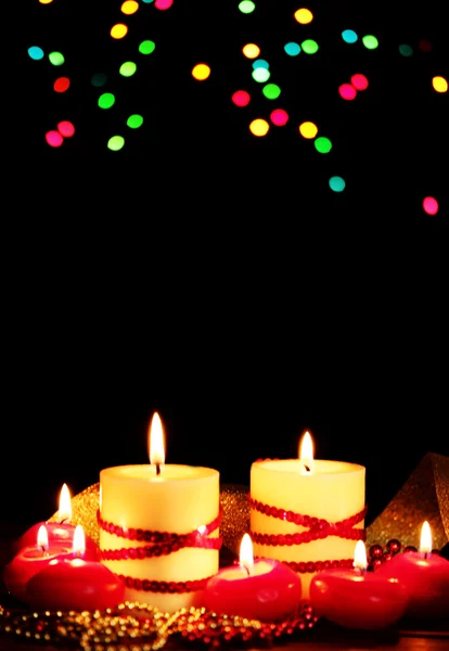 Belas velas na mesa de madeira no fundo brilhante — Fotografia de Stock