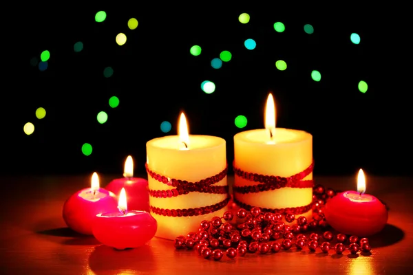Красивые свечи и декор на деревянном столе на ярком фоне — стоковое фото