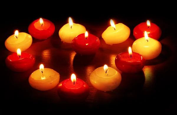 Piękne świece i wystrój na drewnianym stole — Zdjęcie stockowe