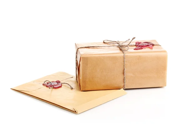 Paket och kuvert med tätning vax isolerad på vit — Stockfoto