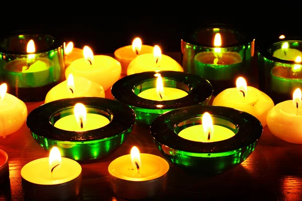 아름 다운 촛불과 나무 테이블에 장식 — 스톡 사진