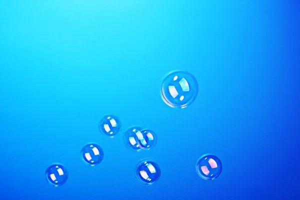 Tvål bubblor på blå bakgrund — Stockfoto