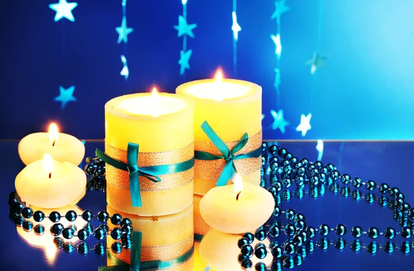 Hermosas velas, regalos y decoración sobre fondo azul —  Fotos de Stock