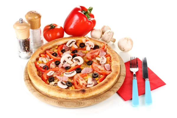 Pizza aromática com legumes e cogumelos isolados em branco — Fotografia de Stock