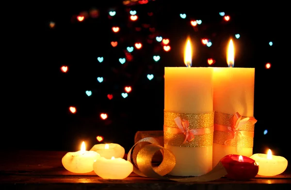 Schöne Kerze und Dekor auf Holztisch auf hellem Hintergrund — Stockfoto