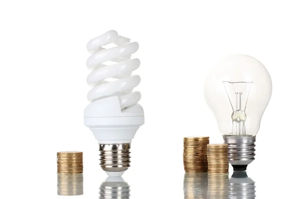 Vergleich von gewöhnlichen Glühbirnen mit Energiesparlampen isoliert auf weiß — Stockfoto