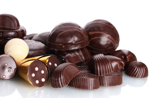 Banyak permen coklat yang berbeda terisolasi di atas putih — Stok Foto