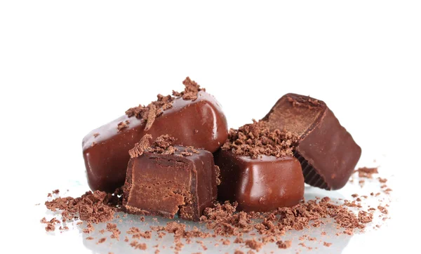 Chocolate caramelo cubierto con virutas de chocolate aislado en blanco —  Fotos de Stock