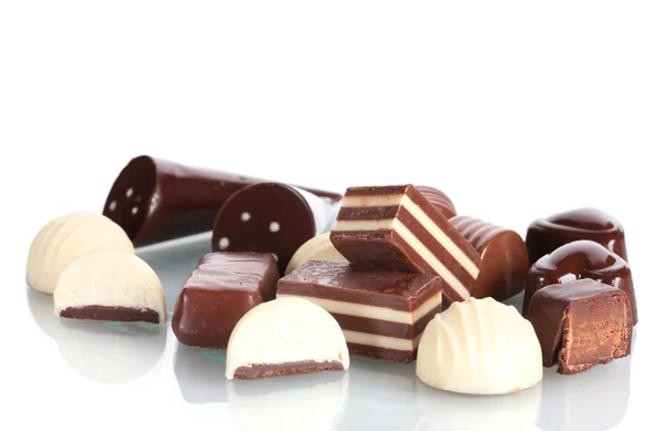 孤立在白色的许多不同巧克力糖果 — 图库照片