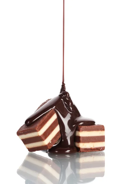 Caramelo jalá colato vierte chocolate aislado en blanco —  Fotos de Stock