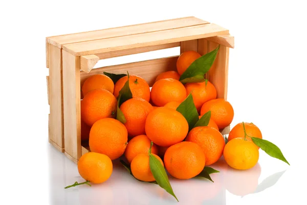 Tangerinas maduras saborosas com folhas em caixa de madeira caiu isolado em branco — Fotografia de Stock