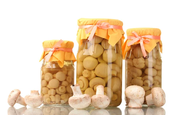 Köstliche marinierte Pilze im Glas und rohe Champignons isolieren — Stockfoto