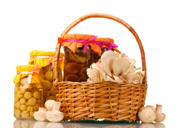 Вкусные маринованные грибы в стеклянных банках, сырые шампанские и устрицы
