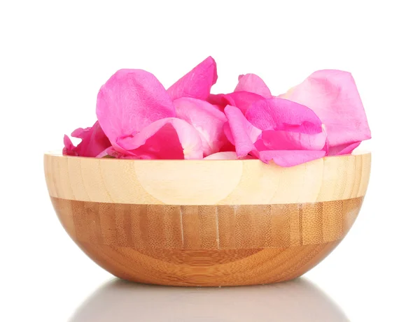 Vacker rosa rosenblad i trä skål isolerad på vit — Stockfoto
