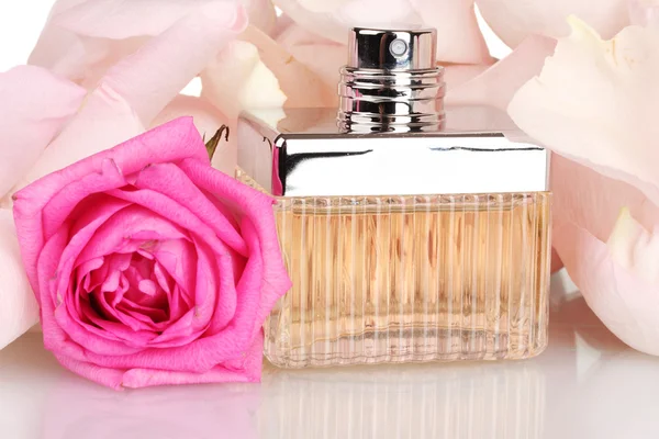 Parfum dans une belle bouteille, pétales et rose rose isolé sur blanc — Photo
