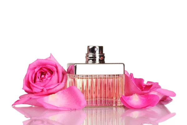 Perfume en una hermosa botella, pétalos y rosa rosa aislado en blanco —  Fotos de Stock