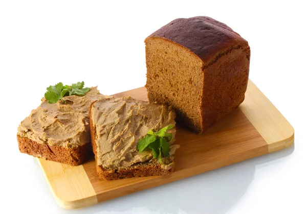 Свежий паштет на хлебе на деревянной доске изолирован на белом — стоковое фото