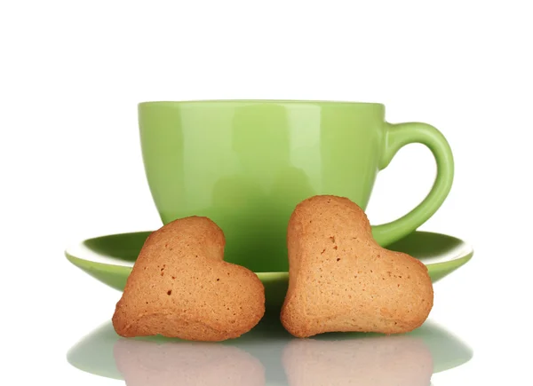 Copo verde e pires com biscoitos em forma de coração isolados em branco — Fotografia de Stock