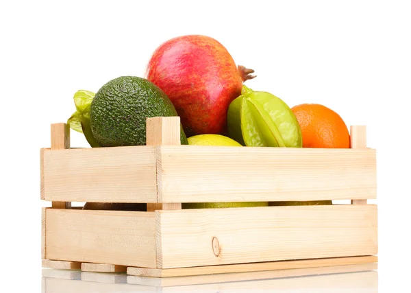 Sortimento de frutas exóticas em caixa de madeira isolada em branco — Fotografia de Stock