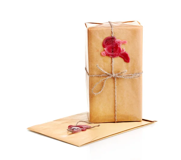 Pacote e envelope com cera de vedação isolada em branco — Fotografia de Stock