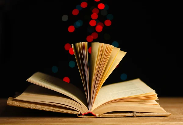 Open boek op houten tafel op lichte achtergrond — Stockfoto