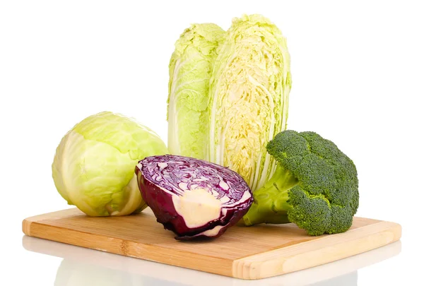 Kool en broccoli op houten snijplank geïsoleerd op wit — Stockfoto