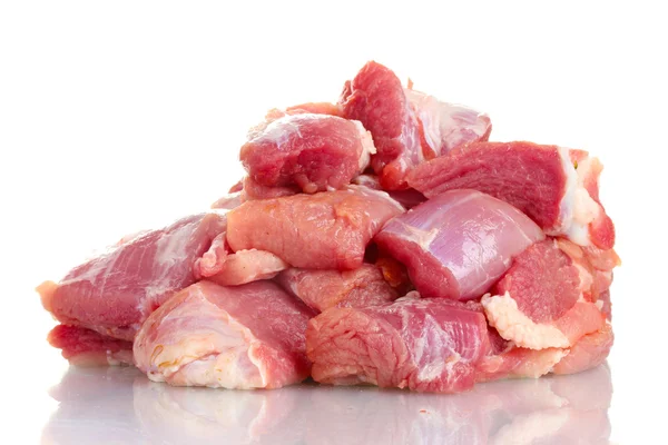 Kawałki surowego mięsa izolowane na białym — Zdjęcie stockowe