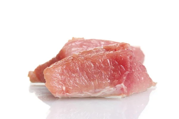 Kawałek surowego mięsa izolowany na białym — Zdjęcie stockowe