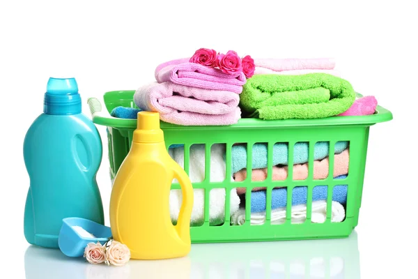 Čisticí prostředky a ručníky v zelené plastové koše izolovaných na bílém — Stock fotografie