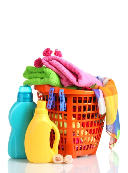 Ropa con detergente en cesta de plástico naranja aislada en blanco — Foto de Stock