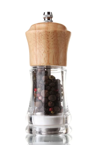 Peppermill ile üzerine beyaz izole karabiber — Stok fotoğraf