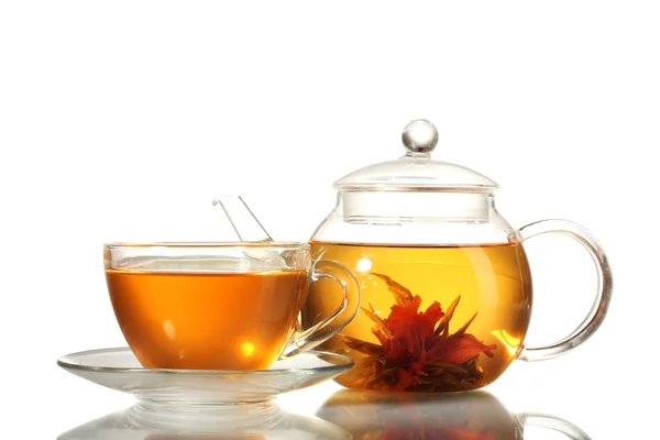 Exotische groene thee met bloemen in de glazen theepot en cup geïsoleerd op wit — Stockfoto