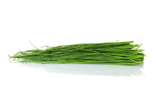 Schöne grüne Zwiebeln Schnittlauch isoliert auf weiß — Stockfoto