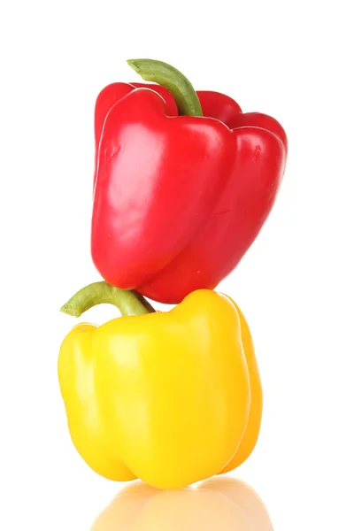 Paprika rouge et jaune frais isolé sur blanc — Photo
