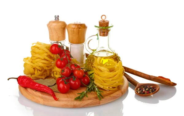 Nudlar, burk med olja, kryddor och grönsaker på träplatta isolerad på whit — Stockfoto