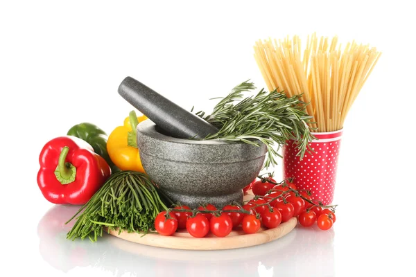 Spaghetti in cup, rozemarijn in mortel en groenten op houten plank isolat — Stockfoto