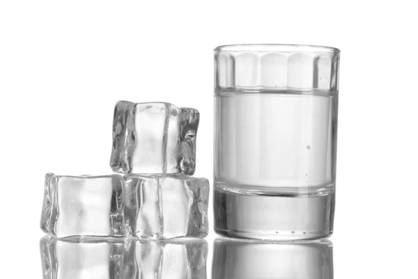 Bardak votka ile beyaz buz isolaled — Stok fotoğraf