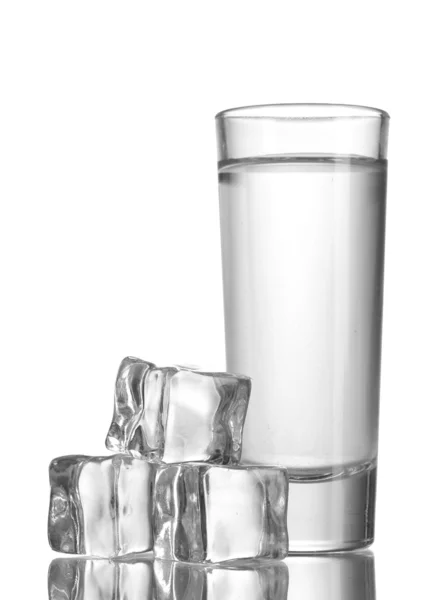 杯伏特加与白冰 isolaled — 图库照片