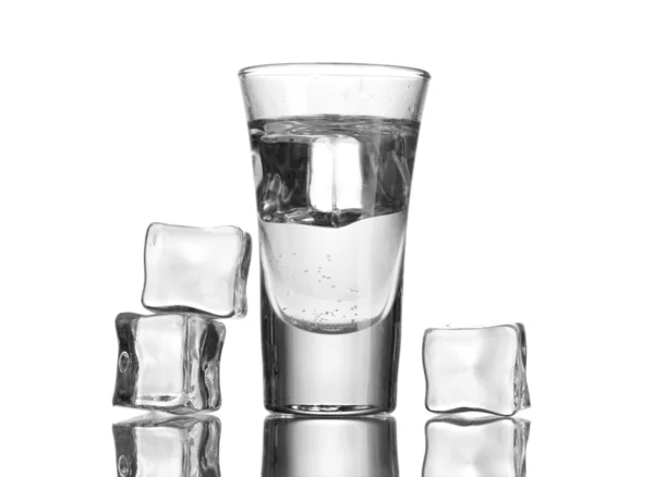 Segelas vodka dengan es terisolasi di atas putih — Stok Foto
