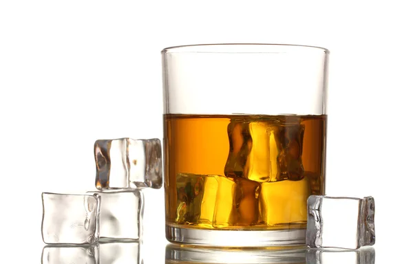 Glas whiskey och ice isolerad på vit — Stockfoto