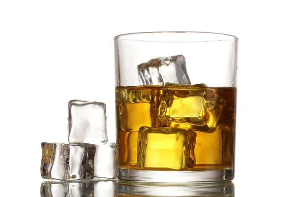 Bardak viski ve buz üzerinde beyaz izole — Stok fotoğraf