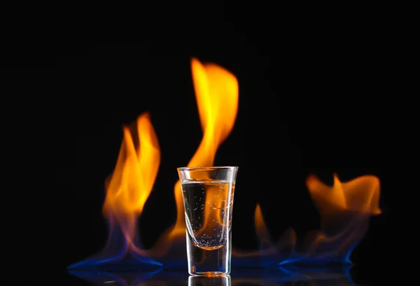 Flaming vodca på svart bakgrund — Stockfoto